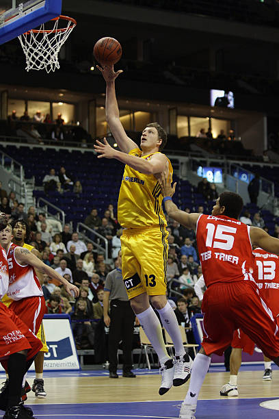 一个让足球 一个让足球